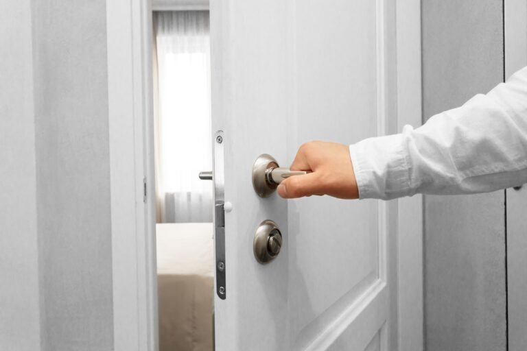 Ouverture de porte claquée : comment réagir en cas d’urgence