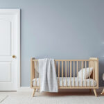 découvrez comment une serrure silencieuse pour chambre bébé offre tranquillité et sécurité aux parents vigilants, en évitant les bruits indésirables et en préservant le sommeil de votre enfant.