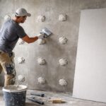 découvrez comment poser du placo sans rail grâce à la technique innovante du collage par plots, une méthode simple et efficace pour vos travaux de rénovation.