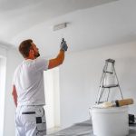 découvrez combien de couches de peinture appliquer sur un plafond et quelle sous-couche choisir pour un résultat parfait et durable.