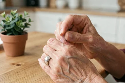 Astuce maison pour réduire la taille d'une bague trop grande avec du ruban adhésif transparent