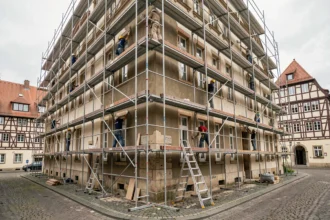 Équipe professionnelle effectuant un ravalement de façade sur un immeuble résidentiel dans le Bas-Rhin, Alsace